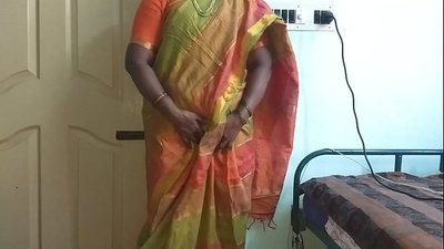 Indiase desi meid laat haar natuurlijke tieten zien aan huiseigenaar