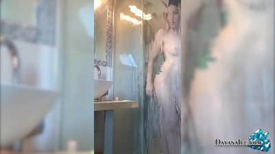 Baby met een sappig kontje masturbeert onder de douche
