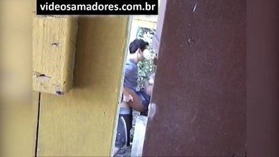 Voyeur filmt jong stel dat neukt tot hij videobeelden ontdekt