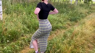Vrouw zuigt pik op straat en heeft seks met einde op haar kont. CleoModel Russische porno