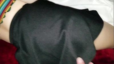 Slapende maagdelijke schoolmeisje zus krijgt haar strakke kontje met haar vingers